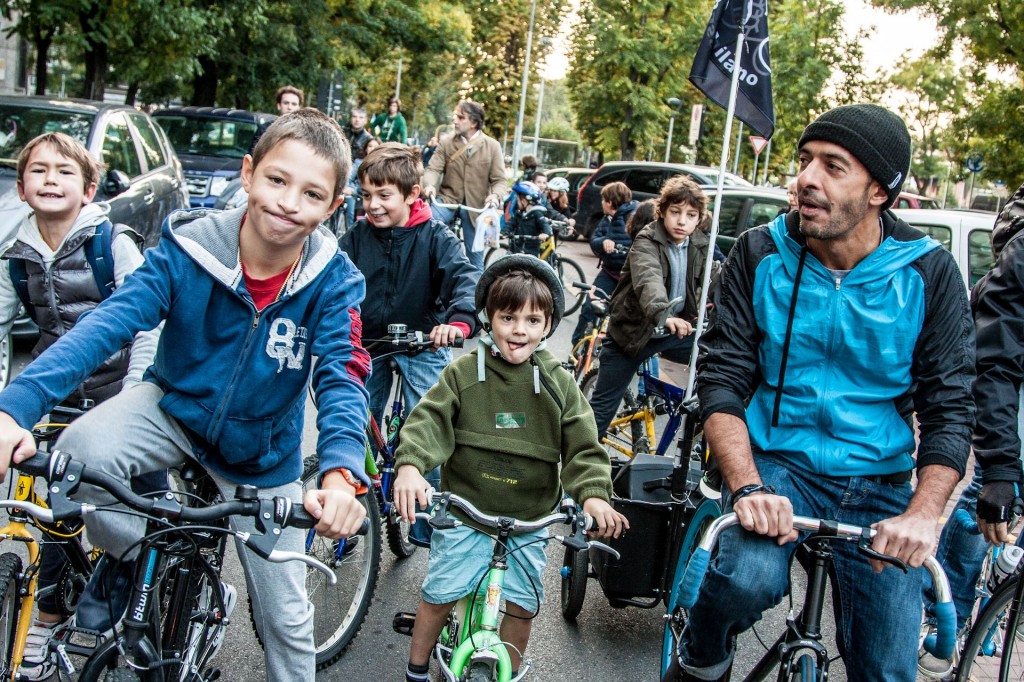 In bici a scuola a Milano